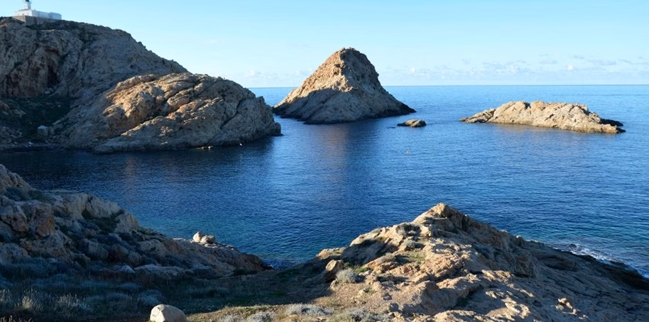 Illustration pour Vacances prolongées : 5 refuges secrets pour explorer la Corse loin des foules